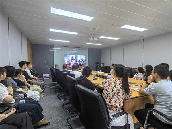 1767579185951898Q9Sf.jpg 中蓉圣泰公司大會(huì)議室觀看9.3閱兵(1).jpg